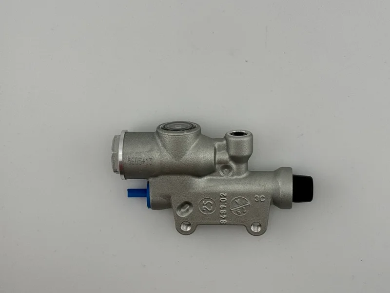 Bomba BREMBO UPGRADE trasera - PS13 Plata - Con depósito integrado 